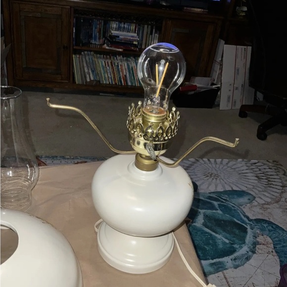 Vintage Rare Beautiful Floral Fenton Milk Hurricane Parlor Lamp Signed 1976 - Picture 7 of 16